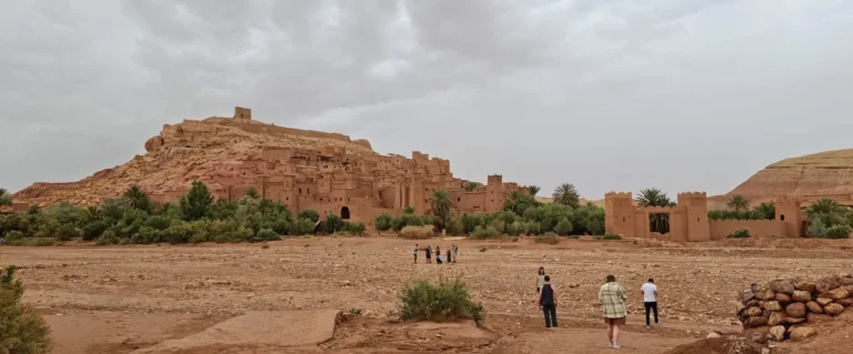 Viajeros que visitan Ait Ben Haddou durante un viaje por el desierto de Ouarzazate, de 6 días desde Marrakech a Fez, Marruecos