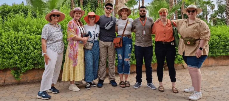 Viajeros felices con guía local en Marrakech durante una ruta por Marruecos
