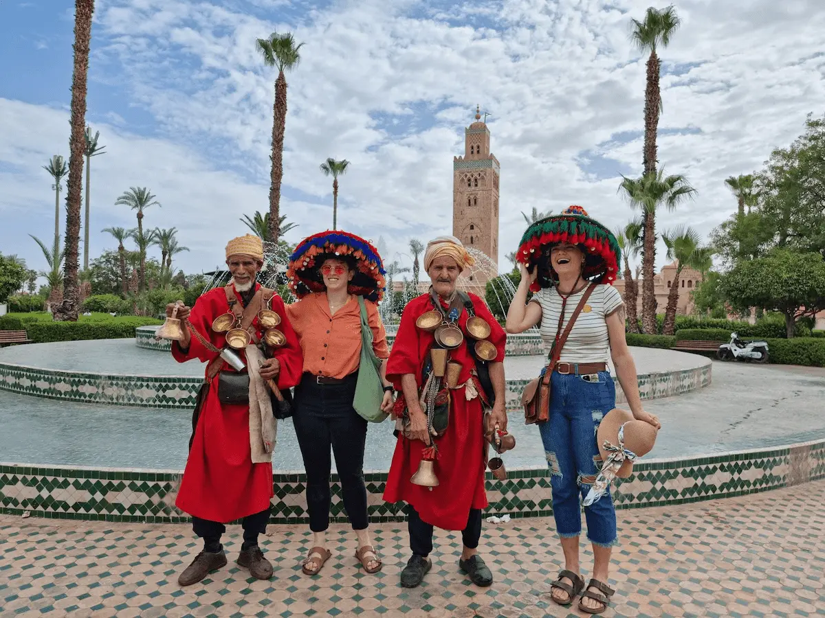 Viajeros en una ruta desde Marrakech frente a la Mezquita Koutoubia