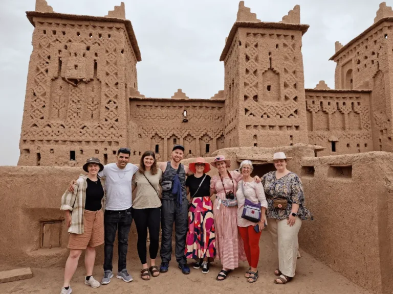 Viajeros en la Kasbah Amridil cerca de Ouarzazate durante una ruta por Marruecos