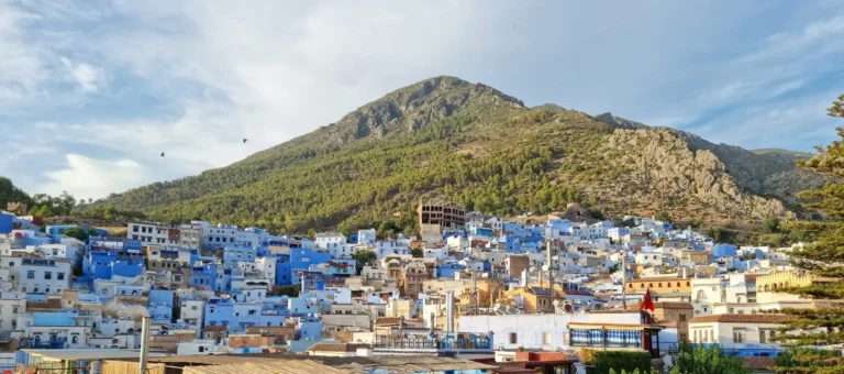 Vista panorámica de Chefchaouen durante una excursión al desierto de 10 días desde Tánger en Marruecos , Panoramic view of Chefchaouen on a Tangier desert trip in Morocco