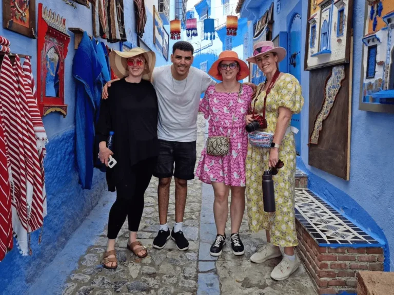 Travelers in Chefchaouen during a Morocco desert trip starting 10 days from Tangier , 14 días desde Tánger