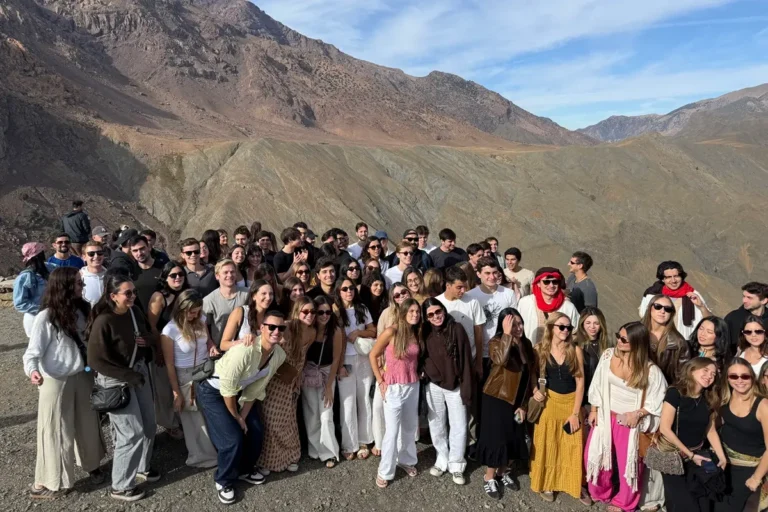 Grupo de viajeros en el Alto Atlas durante un tour compartido de 3 días de Marrakech a Merzouga e 8 días de Marrakech al desierto del Sáhara